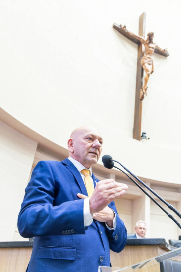 Luciano Hang durante solenidade na Assembleia Legislativa de Santa Catarina