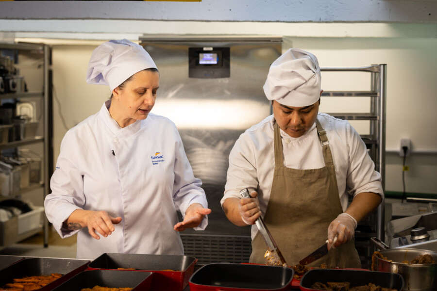 Estudantes passaram a vivenciar a rotina de um restaurante em funcionamento.