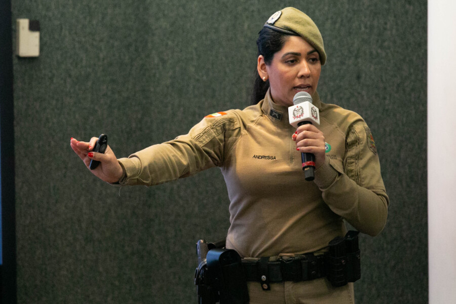 Cabo Andressa Chaves durante seminário realizado na Alesc