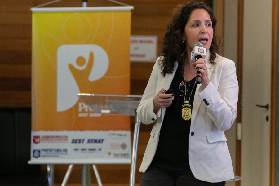 Psicóloga Anna Silva Raccioppi durante seminário realizado na Alesc