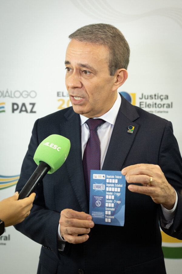 Presidente do TRE-SC apresenta o lembrete para auxiliar o eleitor na votação