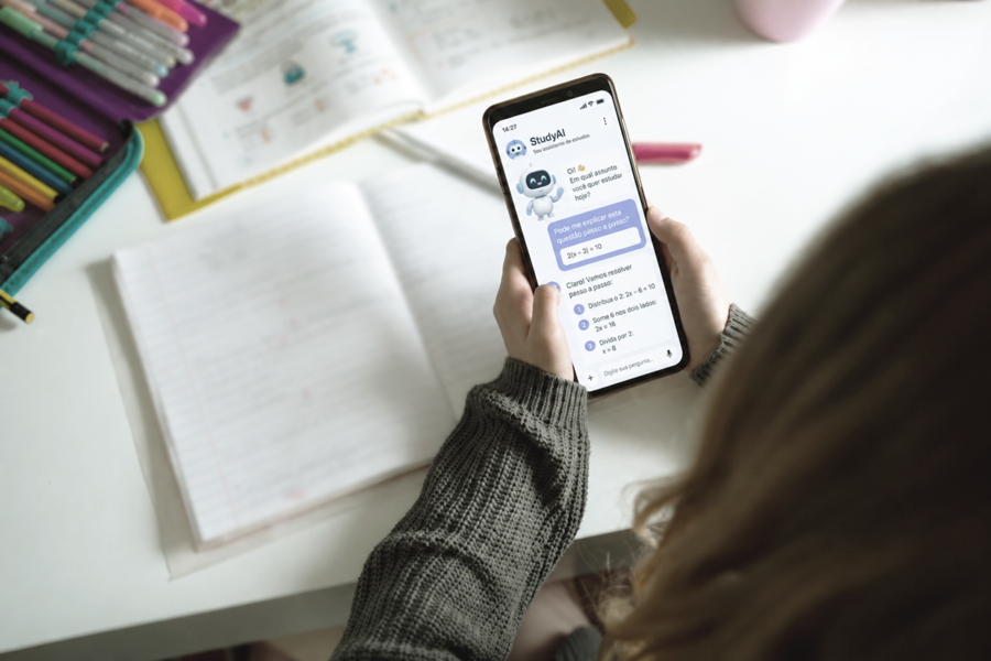 Uso de assistente virtual de estudos em smartphone