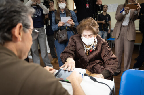 Aos 103 anos eleitora volta as urnas