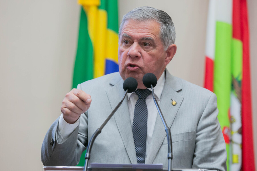 Deputados abordam temas como inclusão e envelhecimento na tribuna
