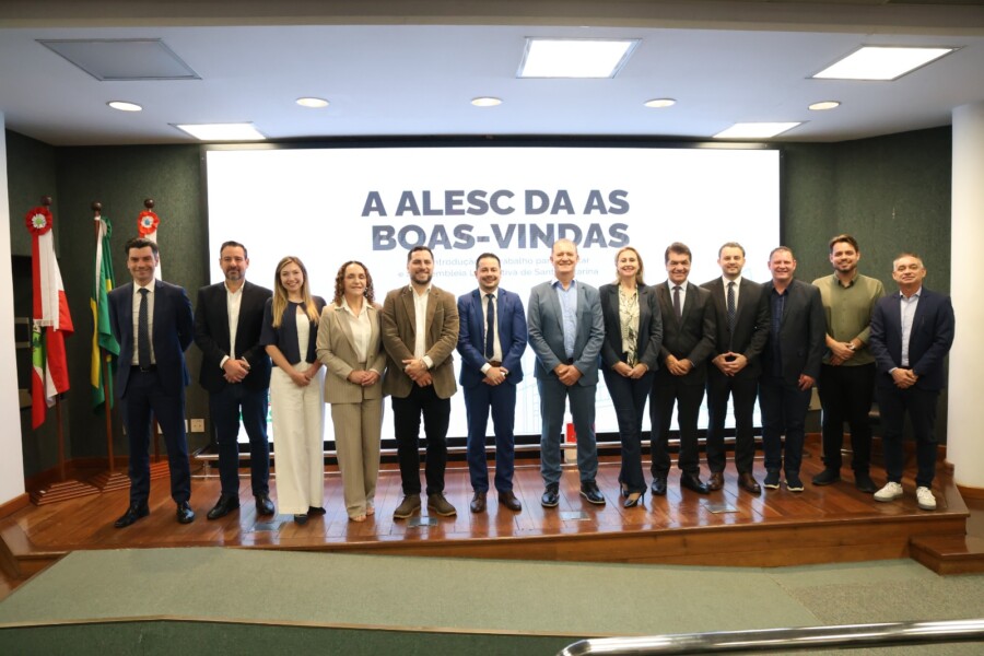 Parlamentares eleitos em outubro foram recebidos na manhã desta terça (27)